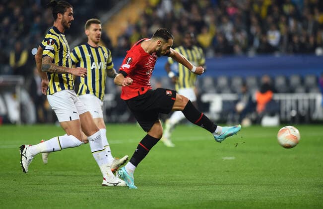 Gustavo Henrique (L) of Fenerbahce and Amine Gouiri of Stade Rennes during the UEFA Europa League group B match between Fenerbahce and Stade Rennes at Ulker Sukru Saracoglu Stadium in Istanbul, Turkey on October 27, 2022. ( Photo by Seskimphoto ) 