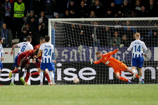 Tammy Abraham 9, Roma score 0-1, Conor Hazard 1 of HJK, David Browne 24 of HJK, Matti Peltola 14 of HJK, Gianluca Mancini 23, Roma during the UEFA Europa League football Group C match between HJK Helsinki - As Roma at the Bolt Arena on October 27. 2022 in Helsinki, Finland. (Kalle Parkkinen Newspix24)  Copyright: xKallexParkkinenx np24_KPC6649