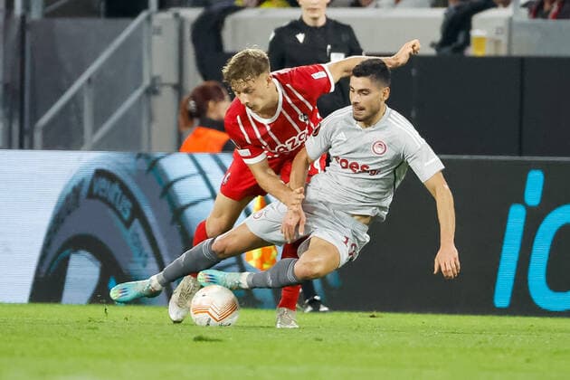 Yannik Keitel (SC Freiburg, 14) und Georgios Masouras (Olympiacos FC, 19) im Zweikampf , GER, SC Freiburg vs. Olympiacos FC, Fussball, UEFA Europa League, 5. Spieltag, Gruppenphase, 27.10.2022 GER, SC Freiburg vs. Olympiacos FC, Fussball, UEFA Europa League, 5. Spieltag, Gruppenphase, 27.10.2022 Freiburg im Breisgau Copyright: xEibner-Pressefoto GrantxHubbsx EP_GHS