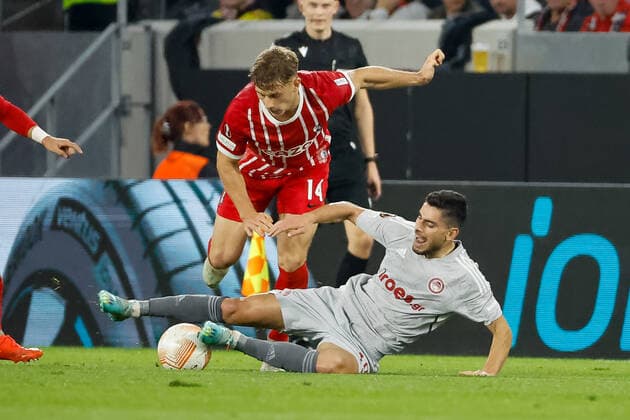 Yannik Keitel (SC Freiburg, 14) und Georgios Masouras (Olympiacos FC, 19) im Zweikampf , GER, SC Freiburg vs. Olympiacos FC, Fussball, UEFA Europa League, 5. Spieltag, Gruppenphase, 27.10.2022 GER, SC Freiburg vs. Olympiacos FC, Fussball, UEFA Europa League, 5. Spieltag, Gruppenphase, 27.10.2022 Freiburg im Breisgau Copyright: xEibner-Pressefoto GrantxHubbsx EP_GHS