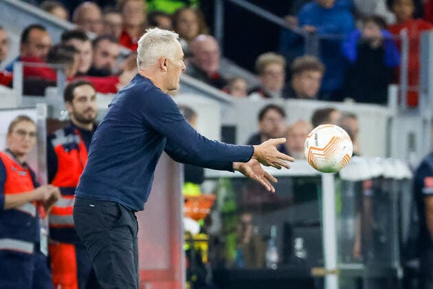 Christian Streich (SC Freiburg, Trainer) am Ball in Aktion , GER, SC Freiburg vs. Olympiacos FC, Fussball, UEFA Europa League, 5. Spieltag, Gruppenphase, 27.10.2022 GER, SC Freiburg vs. Olympiacos FC, Fussball, UEFA Europa League, 5. Spieltag, Gruppenphase, 27.10.2022 Freiburg im Breisgau Copyright: xEibner-Pressefoto GrantxHubbsx EP_GHS