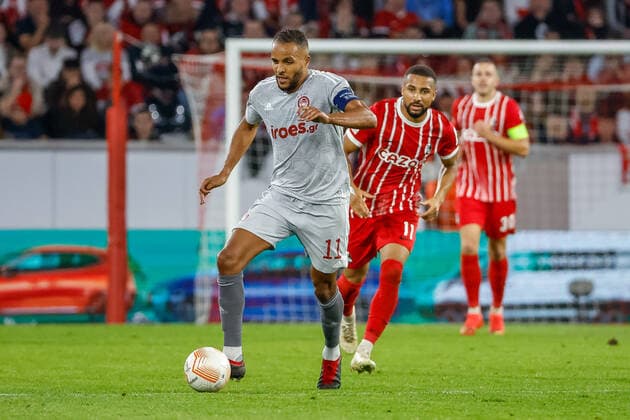 Youssef El Arabi (Olympiacos FC, 11) und Daniel-Kofi Kyereh (SC Freiburg, 11) im Laufduell , GER, SC Freiburg vs. Olympiacos FC, Fussball, UEFA Europa League, 5. Spieltag, Gruppenphase, 27.10.2022 GER, SC Freiburg vs. Olympiacos FC, Fussball, UEFA Europa League, 5. Spieltag, Gruppenphase, 27.10.2022 Freiburg im Breisgau Copyright: xEibner-Pressefoto GrantxHubbsx EP_GHS