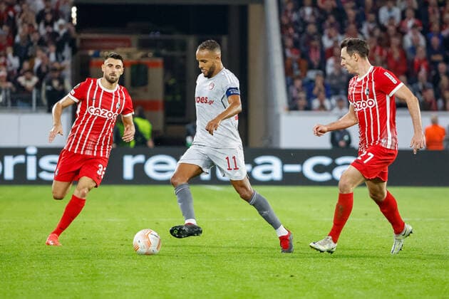Vincenzo Grifo (SC Freiburg, 32), Youssef El Arabi (Olympiacos FC, 11) und Nicolas Hoefler (SC Freiburg, 27) im Laufduell , GER, SC Freiburg vs. Olympiacos FC, Fussball, UEFA Europa League, 5. Spieltag, Gruppenphase, 27.10.2022 GER, SC Freiburg vs. Olympiacos FC, Fussball, UEFA Europa League, 5. Spieltag, Gruppenphase, 27.10.2022 Freiburg im Breisgau Copyright: xEibner-Pressefoto GrantxHubbsx EP_GHS