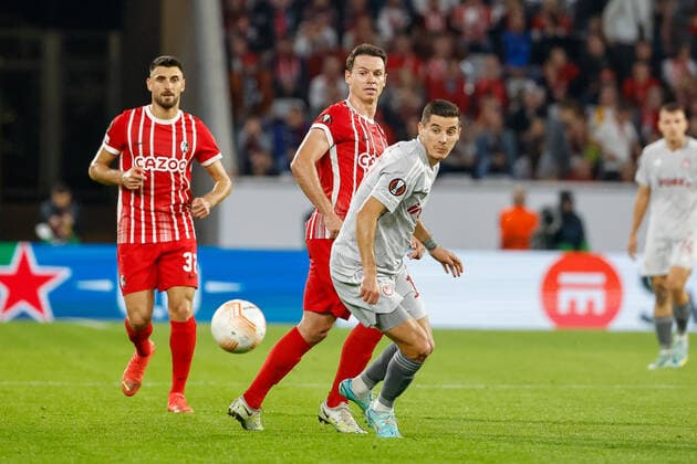 Nicolas Hoefler (SC Freiburg, 27) und Marios Vrousai (Olympiacos FC, 17) im Zweikampf , GER, SC Freiburg vs. Olympiacos FC, Fussball, UEFA Europa League, 5. Spieltag, Gruppenphase, 27.10.2022 GER, SC Freiburg vs. Olympiacos FC, Fussball, UEFA Europa League, 5. Spieltag, Gruppenphase, 27.10.2022 Freiburg im Breisgau Copyright: xEibner-Pressefoto GrantxHubbsx EP_GHS