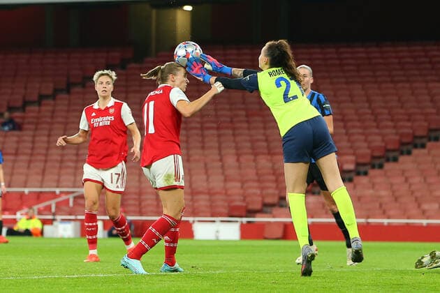 27th October 2022; Emirates Stadium, London, England; Womens Champions League football, Arsenal versus Zurich; Vivianne Miedema of Arsenal and goalkeeper Lourdes Romero of Zurich get to the ball at the same time, resulting in a collision where Vivianne Miedema requires treatment for a head injury.  ActionPlus12441262 KatiexChan