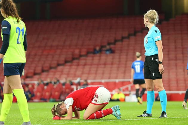 27th October 2022; Emirates Stadium, London, England; Womens Champions League football, Arsenal versus Zurich; Vivianne Miedema of Arsenal and goalkeeper Lourdes Romero of Zurich get to the ball at the same time, resulting in a collision where Vivianne Miedema requires treatment for a head injury.  ActionPlus12441264 KatiexChan
