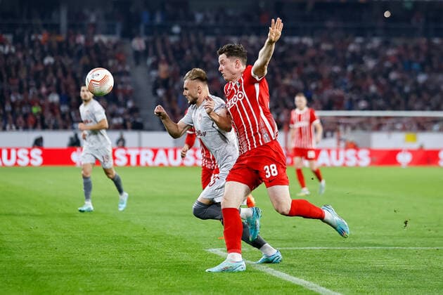 Oleg Reabciuk (Olympiacos FC, 45) und Michael Gregoritsch (SC Freiburg, 38) im Laufduell , GER, SC Freiburg vs. Olympiacos FC, Fussball, UEFA Europa League, 5. Spieltag, Gruppenphase, 27.10.2022 GER, SC Freiburg vs. Olympiacos FC, Fussball, UEFA Europa League, 5. Spieltag, Gruppenphase, 27.10.2022 Freiburg im Breisgau Copyright: xEibner-Pressefoto GrantxHubbsx EP_GHS