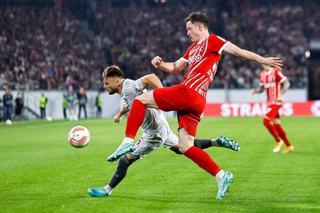 Oleg Reabciuk (Olympiacos FC, 45) und Michael Gregoritsch (SC Freiburg, 38) im Zweikampf , GER, SC Freiburg vs. Olympiacos FC, Fussball, UEFA Europa League, 5. Spieltag, Gruppenphase, 27.10.2022 GER, SC Freiburg vs. Olympiacos FC, Fussball, UEFA Europa League, 5. Spieltag, Gruppenphase, 27.10.2022 Freiburg im Breisgau Copyright: xEibner-Pressefoto GrantxHubbsx EP_GHS