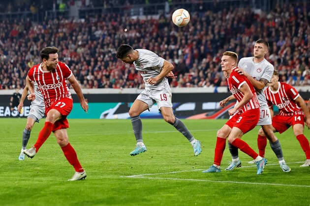 Nicolas Hoefler (SC Freiburg, 27) beim Kopfball, mit Georgios Masouras (Olympiacos FC, 19), Philipp Lienhart (SC Freiburg, 03), Andreas-Richardos Ntoi (Olympiacos FC, 74) und Yannik Keitel (SC Freiburg, 14) , GER, SC Freiburg vs. Olympiacos FC, Fussball, UEFA Europa League, 5. Spieltag, Gruppenphase, 27.10.2022 GER, SC Freiburg vs. Olympiacos FC, Fussball, UEFA Europa League, 5. Spieltag, Gruppenphase, 27.10.2022 Freiburg im Breisgau Copyright: xEibner-Pressefoto GrantxHubbsx EP_GHS