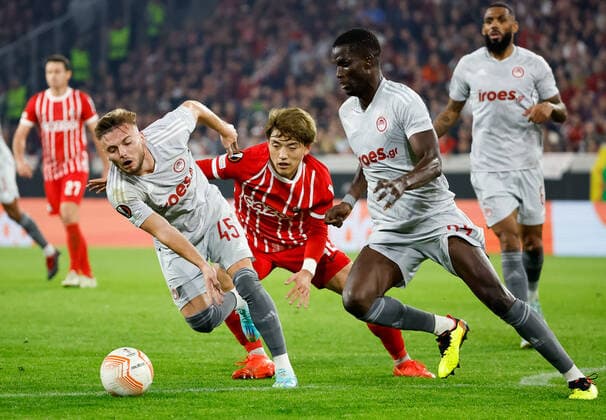 Oleg Reabciuk (Olympiacos FC, 45), Ritsu Doan (SC Freiburg, 42) und Ousseynou Ba (Olympiacos FC, 24) im Kampf um den Ball , GER, SC Freiburg vs. Olympiacos FC, Fussball, UEFA Europa League, 5. Spieltag, Gruppenphase, 27.10.2022 GER, SC Freiburg vs. Olympiacos FC, Fussball, UEFA Europa League, 5. Spieltag, Gruppenphase, 27.10.2022 Freiburg im Breisgau Copyright: xEibner-Pressefoto GrantxHubbsx EP_GHS