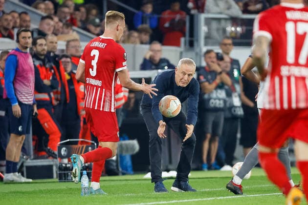 Philipp Lienhart (SC Freiburg, 03) und Christian Streich (SC Freiburg, Trainer) , GER, SC Freiburg vs. Olympiacos FC, Fussball, UEFA Europa League, 5. Spieltag, Gruppenphase, 27.10.2022 GER, SC Freiburg vs. Olympiacos FC, Fussball, UEFA Europa League, 5. Spieltag, Gruppenphase, 27.10.2022 Freiburg im Breisgau Copyright: xEibner-Pressefoto GrantxHubbsx EP_GHS