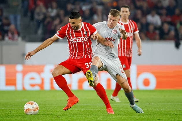 Vincenzo Grifo (SC Freiburg, 32) und Pep Biel (Olympiacos FC, 21) im Zweikampf , GER, SC Freiburg vs. Olympiacos FC, Fussball, UEFA Europa League, 5. Spieltag, Gruppenphase, 27.10.2022 GER, SC Freiburg vs. Olympiacos FC, Fussball, UEFA Europa League, 5. Spieltag, Gruppenphase, 27.10.2022 Freiburg im Breisgau Copyright: xEibner-Pressefoto GrantxHubbsx EP_GHS