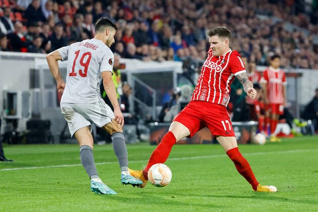 Georgios Masouras (Olympiacos FC, 19) und Lukas Kuebler (SC Freiburg, 17) im Zweikampf , GER, SC Freiburg vs. Olympiacos FC, Fussball, UEFA Europa League, 5. Spieltag, Gruppenphase, 27.10.2022 GER, SC Freiburg vs. Olympiacos FC, Fussball, UEFA Europa League, 5. Spieltag, Gruppenphase, 27.10.2022 Freiburg im Breisgau Copyright: xEibner-Pressefoto GrantxHubbsx EP_GHS