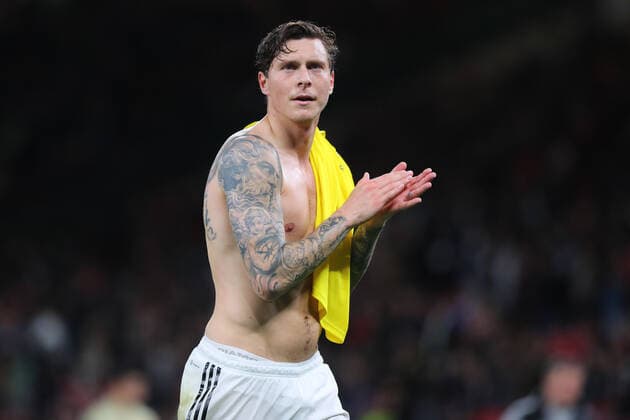 October 27, 2022, Manchester, Greater Manchester, United Kingdom: Victor Lindelof applauds the fans the UEFA Europa League match Manchester United, ManU vs Sheriff Tiraspol at Old Trafford, Manchester, United Kingdom, 27th October 2022. Manchester United Kingdom - ZUMAn307 20221027_zsa_n307_151 Copyright: xStefanxConstantin NewsxImagesx