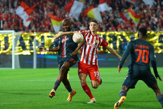 27.10.2022, xtgx, Fussball UEFA Europa League, 1. FC Union Berlin - Sporting Braga emspor, v.l. Al Musrati (Braga, 8), Janik Haberer (Union Berlin, 19) Zweikampf, Duell, Kampf, tackle (DFL DFB REGULATIONS PROHIBIT ANY USE OF PHOTOGRAPHS as IMAGE SEQUENCES and or QUASI-VIDEO) Berlin