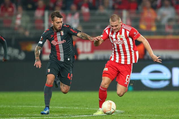 27.10.2022, xtgx, Fussball UEFA Europa League, 1. FC Union Berlin - Sporting Braga emspor, v.l. Jordan Siebatcheu (Union Berlin, 45), Julian Ryerson (Union Berlin, 6) Zweikampf, Duell, Kampf, tackle (DFL DFB REGULATIONS PROHIBIT ANY USE OF PHOTOGRAPHS as IMAGE SEQUENCES and or QUASI-VIDEO) Berlin