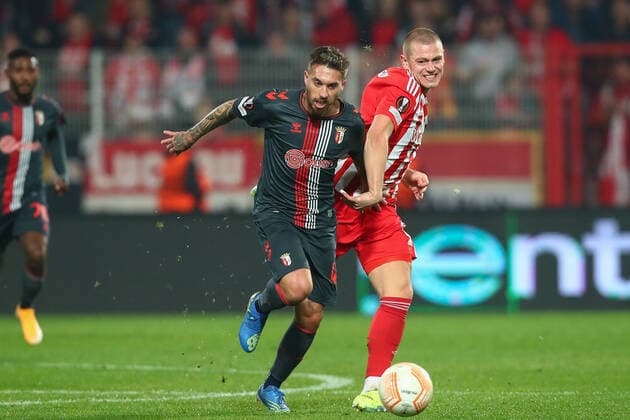 27.10.2022, xtgx, Fussball UEFA Europa League, 1. FC Union Berlin - Sporting Braga emspor, v.l. Jordan Siebatcheu (Union Berlin, 45), Julian Ryerson (Union Berlin, 6) Zweikampf, Duell, Kampf, tackle (DFL DFB REGULATIONS PROHIBIT ANY USE OF PHOTOGRAPHS as IMAGE SEQUENCES and or QUASI-VIDEO) Berlin