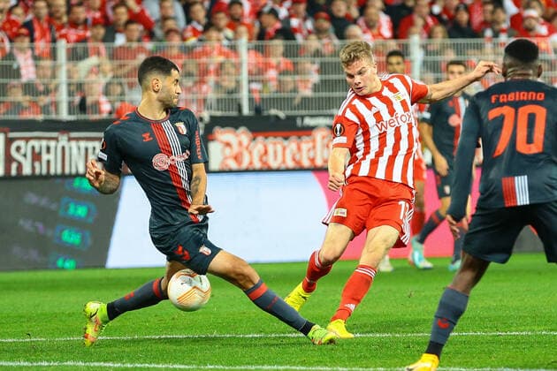 27.10.2022, xtgx, Fussball UEFA Europa League, 1. FC Union Berlin - Sporting Braga emspor, v.l. Vitor Tormena (Braga, 3), Andras Schaefer (Union Berlin, 13) Torschuss, schiesst den Ball aufs Tor, Schuss (DFL DFB REGULATIONS PROHIBIT ANY USE OF PHOTOGRAPHS as IMAGE SEQUENCES and or QUASI-VIDEO) Berlin