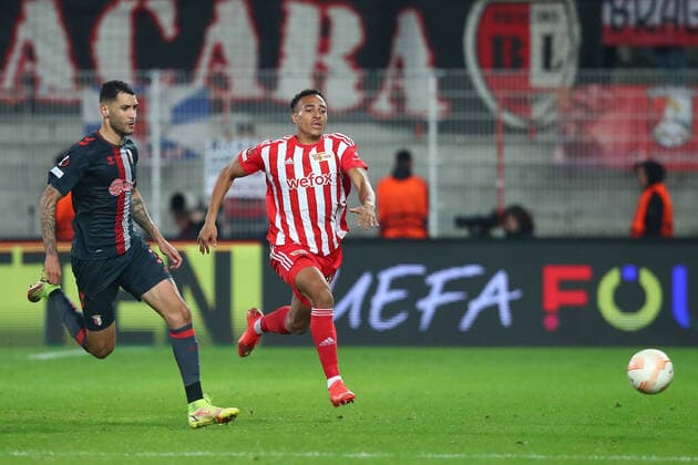 27.10.2022, xtgx, Fussball UEFA Europa League, 1. FC Union Berlin - Sporting Braga emspor, v.l. Laufduell Vitor Tormena (Braga, 3), Jamie Leweling (Union Berlin, 40) (DFL DFB REGULATIONS PROHIBIT ANY USE OF PHOTOGRAPHS as IMAGE SEQUENCES and or QUASI-VIDEO) Berlin
