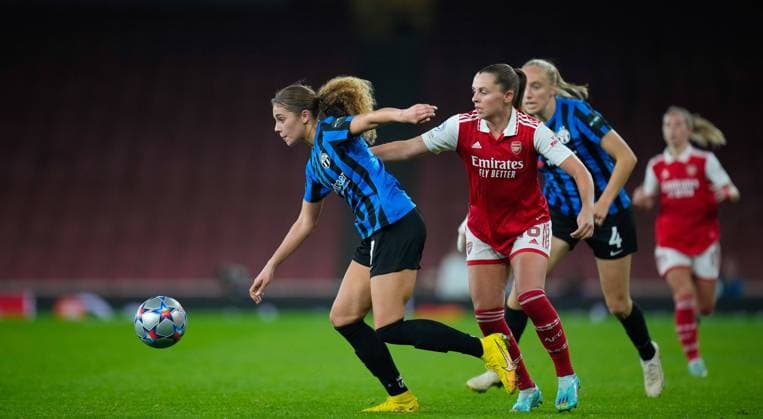 London, England, October 27th 2022: Alayah Pilgrim (7 FC Zurich) dribbles with the ball while under pressure from Noelle Maritz (16 Arsenal) during the UEFA Womens Champions League football match between Arsenal and FC Zurich at the Emirates Stadium in London, England. (James Whitehead SPP) Copyright: xJamesxWhiteheadx xSPPx spp-en-JaWhSp-ARSvZUR149