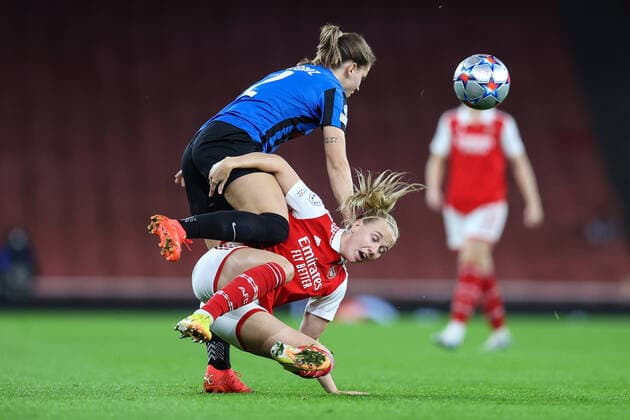 Arsenal v Zurich Women 27 October 2022, London - UEFA Women™s Champion™s League Football - Arsenal Women v Zurich Frauen - Naomi Megroz of Zurich collides with Beth Mead of Arsenal - Photo: Charlotte Wilson Offside. London UK Copyright: xCharlottexWilsonx xOffsidexOffside