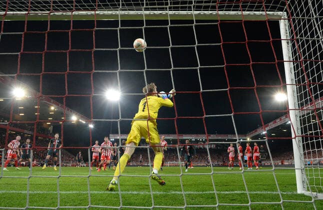 Fussball, Herren, Saison 2022 2023, Europa League (Gruppe D, 5. Spieltag) 1. FC Union Berlin - SC Sporting Braga (1:0), Torwart Frederik Rönnow (1. FC Union) wehrt glücklich und unkonventionell einen Freistoß von Ricardo Horta (nicht im Bild, SC Sporting Braga) ab, 27.10. 2022, Copyright: xMatthiasxKochx