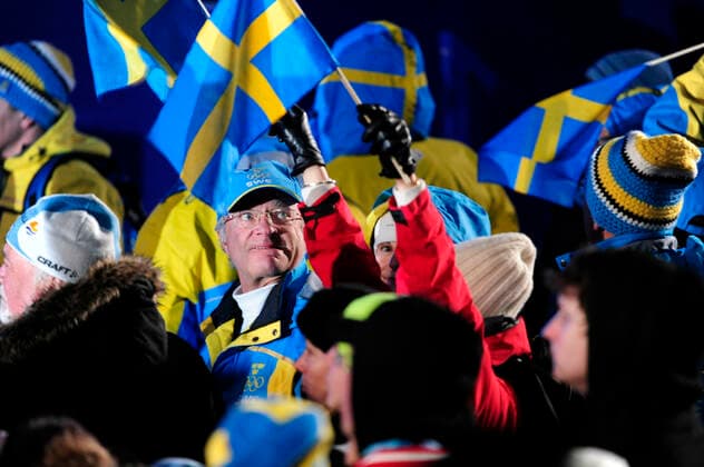 WHISTLER 20100224 Sweden s King Carl XVI Gustaf, center, attends the medal ceremony for the Cross country Men s 4x10km relay at the Vancouver 2010 Winter Olympic Games, Olympische Spiele, Olympia, OS WHISTLER CANADA CROSS COUNTRY x75401x *** WHISTLER 20100224 Sweden s King Carl XVI Gustaf, center, attends the medal ceremony for the Cross country Men s 4x10km relay at the Vancouver 2010 Winter Olympic Games WHISTLER CANADA CROSS COUNTRY x75401x,  Copyright: xNISSExSCHMIDTx xTTx OS 2010 RELAY GOLD