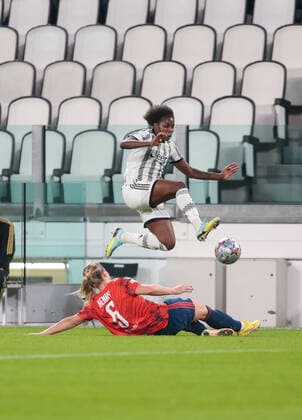 October 27, 2022, Turin, Italy: Beerensteyn of Juventus Women and Perle Morroni of Olympique Lyonnais during the UEFA WomenÃ¢â‚¬â ¢s Champions League Group C, football match between Juventus Women and Olympique Lyonnais on 27 October 2022 at Allianz Stadium,Turin, Italy. Photo . UEFA Champions League Women football match - Juventus Women vs Olympique Lyonnais, Turin, Italy  - ZUMAl164 20221027_zsa_l164_399 Copyright: xNderimxKacelix