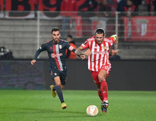 Fussball, Herren, Saison 2022 2023, Europa League (Gruppe D, 5. Spieltag) 1. FC Union Berlin - SC Sporting Braga, v. l. Ricardo Horta (SC Sporting Braga), Christopher Trimmel (1. FC Union), 27.10. 2022, Copyright: xMatthiasxKochx