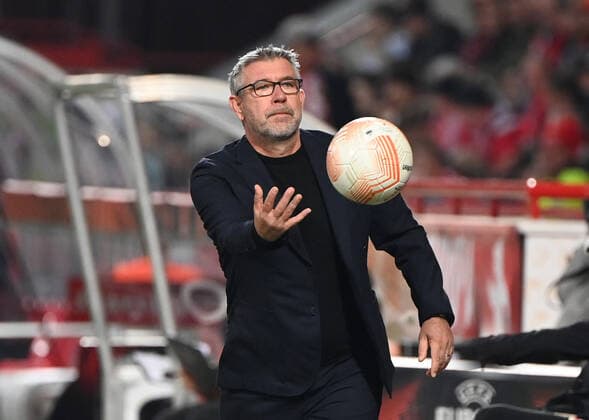 Fussball, Herren, Saison 2022 2023, Europa League (Gruppe D, 5. Spieltag) 1. FC Union Berlin - SC Sporting Braga, Trainer Urs Fischer (1. FC Union) wirft einen Ball weg, 27.10. 2022, Copyright: xMatthiasxKochx