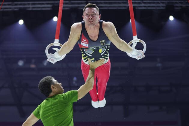 Sport Themen der Woche KW43 Sport Bilder des Tages Andreas Toba, GER, and coach Valeri Belenki during podiumtraining at 2022 artistic gymnastics World Championship, WM, Weltmeisterschaft in Liverpool; 27 10 2022; *** Andreas Toba, GER, and coach Valeri Belenki during podiumtraining at 2022 artistic gymnastics world championship in Liverpool 27 10 2022 