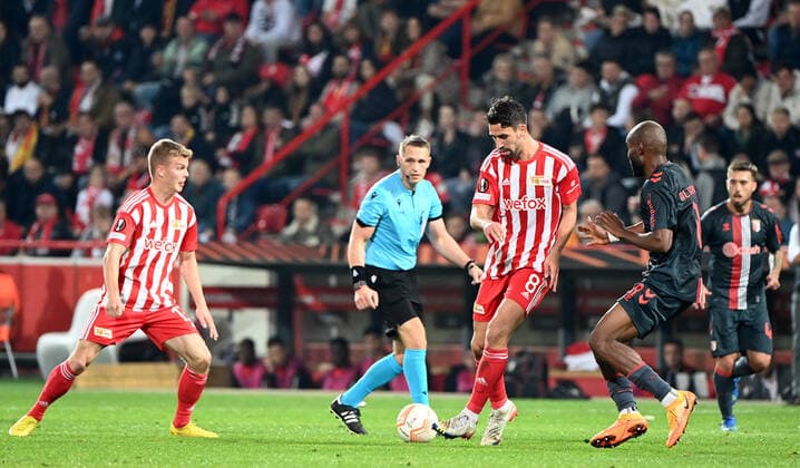Fussball, Herren, Saison 2022 2023, Europa League (Gruppe D, 5. Spieltag) 1. FC Union Berlin - SC Sporting Braga (1:0), v. l. Andras Schäfer (1. FC Union), Schiedsrichter Craig Pawson (ENG), Rani Khedira (1. FC Union Berlin), Al Musrati (SC Sporting Braga), 27.10. 2022, Copyright: xMatthiasxKochx