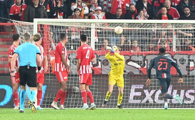 Fussball, Herren, Saison 2022 2023, Europa League (Gruppe D, 5. Spieltag) 1. FC Union Berlin - SC Sporting Braga (1:0), Torwart Frederik Rönnow (1. FC Union) wehrt glücklich und unkonventionell einen Freistoß von Ricardo Horta (nicht im Bild, SC Sporting Braga) ab, 27.10. 2022, Copyright: xMatthiasxKochx