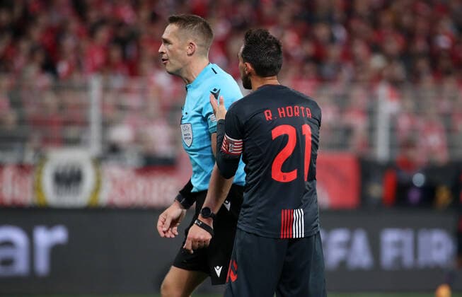 Ricardo Horta redet mit Schiedsrichter Craig Pawson (ENG) Fußball Fussball UEL UEFA Europa League Herren Saison 2022 2023 27.10.2022 1.FC Union Berlin FCU vs. SC Sporting Braga DFL regulations prohibit any use of photographs as image sequences and or quasi-video.