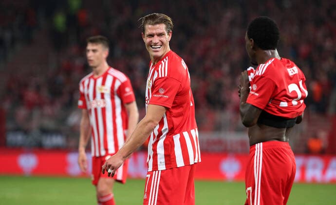Kevin Behrens lachend, Sheraldo Becker Aktion Oberkoerper Oberkörper Fußball Fussball UEL UEFA Europa League Herren Saison 2022 2023 27.10.2022 1.FC Union Berlin FCU vs. SC Sporting Braga DFL regulations prohibit any use of photographs as image sequences and or quasi-video.