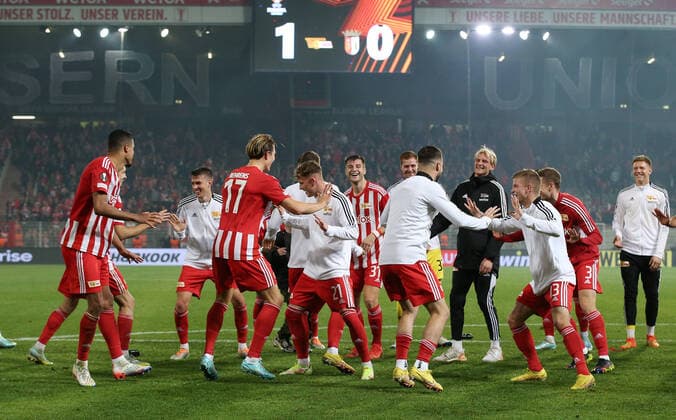 Sport Bilder des Tages Unionmannschft feiert tanzend 1:0 Sieg vor den Fans, in der Mitte Siegtorschütze Robin Knoche Fußball Fussball UEL UEFA Europa League Herren Saison 2022 2023 27.10.2022 1.FC Union Berlin FCU vs. SC Sporting Braga DFL regulations prohibit any use of photographs as image sequences and or quasi-video.