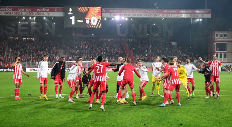Fussball, Herren, Saison 2022 2023, Europa League (Gruppe D, 5. Spieltag) 1. FC Union Berlin - SC Sporting Braga (1:0), Union bei den Fans, Jubel, Freude, Spaß, Lachen, Tor, Torjubel, , Anzeigetafel mit 1:0-Endstand 27.10. 2022, Copyright: xMatthiasxKochx
