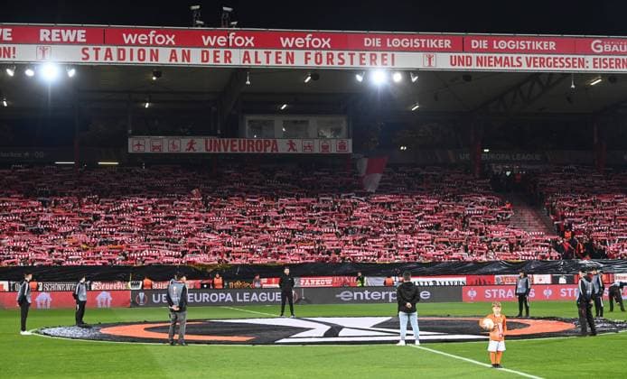 Fussball, Herren, Saison 2022 2023, Europa League (Gruppe D, 5. Spieltag) 1. FC Union Berlin - SC Sporting Braga (1:0), Fans von Union und Fahne der Europa League auf dem Rasen, 27.10. 2022, Copyright: xMatthiasxKochx