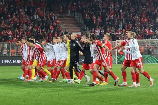 DEU, Europa League, 1.FC Union vs. SC Braga, 27.10.2022, Stadion Alte Foersterei, Berlin, DEU, Europa League, 1.FC Union vs. SC Braga, im Bild: Unioner-Spielerkreis DFL - regulations prohibit any use of Photographs as image sequences and or quasi-video Foto: Juergen Engler nordphoto GmbH