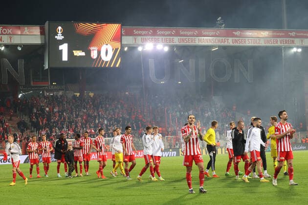 DEU, Europa League, 1.FC Union vs. SC Braga, 27.10.2022, Stadion Alte Foersterei, Berlin, DEU, Europa League, 1.FC Union vs. SC Braga, im Bild: Unioner-Spielerkreis, Anzeigetafel mit dem Endergebnis DFL - regulations prohibit any use of Photographs as image sequences and or quasi-video Foto: Juergen Engler nordphoto GmbH