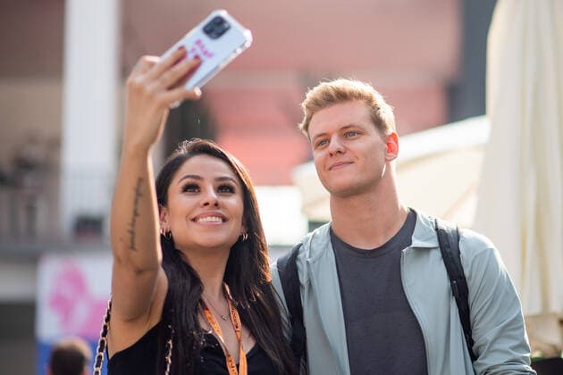 Sport Bilder des Tages Mick Schumacher (GER, Haas F1 Team 47) macht Selfies mit einem weiblichen Fan, MEX, Formel 1 Grand Prix von Mexiko, Autodromo Hermanos Rodriguez Mexico City, Ankunft der Fahrer, 28.10.2022 MEX, Formel 1 Grand Prix von Mexiko, Autodromo Hermanos Rodriguez Mexico City, Ankunft der Fahrer, 28.10.2022 Mexico City Copyright: xEibner Memmlerx EP_MMR