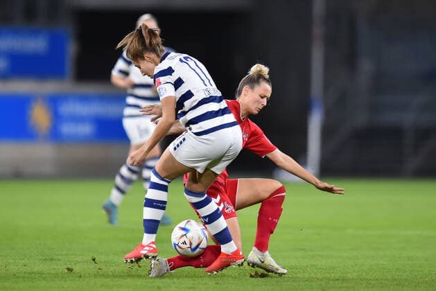 Fußball Frauen Flyeralarm-Bundesliga Saison 2022 2023 6. Spieltag: MSV Duisburg - 1. FC Köln am 28.10.2022 in der Schauinsland-Reisen-Arena in Duisburg Yvonne Zielinski ( MSV Duisburg ), vorne - Jana Beuschlein ( 1. FC Köln ), hinten Nordrhein-Westfalen Deutschland