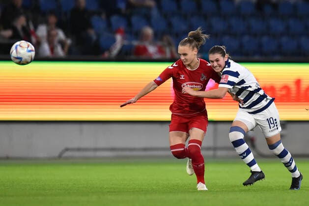 Fußball Frauen Flyeralarm-Bundesliga Saison 2022 2023 6. Spieltag: MSV Duisburg - 1. FC Köln am 28.10.2022 in der Schauinsland-Reisen-Arena in Duisburg Andrea Gavric ( 1. FC Köln ), links - Antonia-Johanna Halverkamps ( MSV Duisburg ), rechts Nordrhein-Westfalen Deutschland