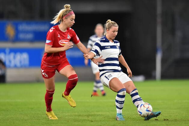 Fußball Frauen Flyeralarm-Bundesliga Saison 2022 2023 6. Spieltag: MSV Duisburg - 1. FC Köln am 28.10.2022 in der Schauinsland-Reisen-Arena in Duisburg Sharon Beck ( 1. FC Köln ), links - Meret Günster ( MSV Duisburg ), rechts Nordrhein-Westfalen Deutschland