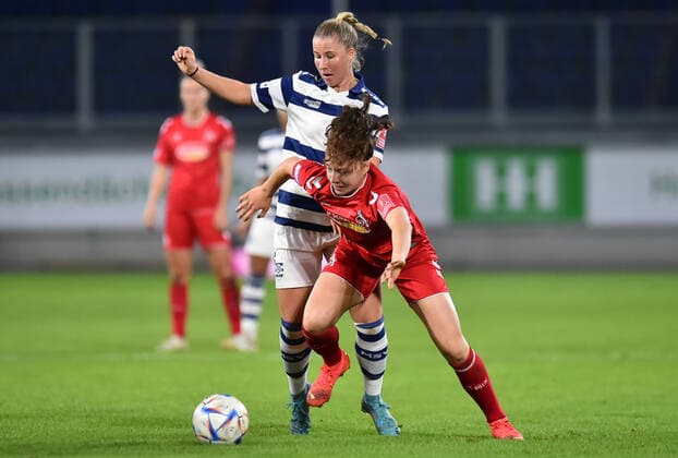 Fußball Frauen Flyeralarm-Bundesliga Saison 2022 2023 6. Spieltag: MSV Duisburg - 1. FC Köln am 28.10.2022 in der Schauinsland-Reisen-Arena in Duisburg Lotta Cordes ( 1. FC Köln ), vorne - Meret Günster ( MSV Duisburg ), hinten Nordrhein-Westfalen Deutschland