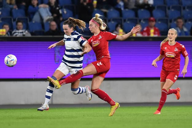 Fußball Frauen Flyeralarm-Bundesliga Saison 2022 2023 6. Spieltag: MSV Duisburg - 1. FC Köln am 28.10.2022 in der Schauinsland-Reisen-Arena in Duisburg Alexandria Loy Hess ( MSV Duisburg ), links - Sharon Beck ( 1. FC Köln ), rechts Nordrhein-Westfalen Deutschland