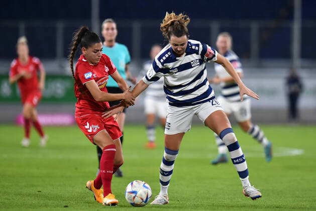 Fußball Frauen Flyeralarm-Bundesliga Saison 2022 2023 6. Spieltag: MSV Duisburg - 1. FC Köln am 28.10.2022 in der Schauinsland-Reisen-Arena in Duisburg Manjou Wilde ( 1. FC Köln ), links - Alexandria Loy Hess ( MSV Duisburg ), rechts Nordrhein-Westfalen Deutschland