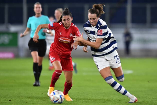Fußball Frauen Flyeralarm-Bundesliga Saison 2022 2023 6. Spieltag: MSV Duisburg - 1. FC Köln am 28.10.2022 in der Schauinsland-Reisen-Arena in Duisburg Manjou Wilde ( 1. FC Köln ), links - Alexandria Loy Hess ( MSV Duisburg ), rechts Nordrhein-Westfalen Deutschland