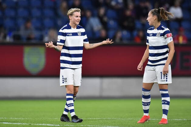 Fußball Frauen Flyeralarm-Bundesliga Saison 2022 2023 6. Spieltag: MSV Duisburg - 1. FC Köln am 28.10.2022 in der Schauinsland-Reisen-Arena in Duisburg Sarah Freutel ( MSV Duisburg ), links - Yvonne Zielinski ( MSV Duisburg ), rechts Nordrhein-Westfalen Deutschland