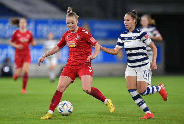 Fußball Frauen Flyeralarm-Bundesliga Saison 2022 2023 6. Spieltag: MSV Duisburg - 1. FC Köln am 28.10.2022 in der Schauinsland-Reisen-Arena in Duisburg Weronika Zawistowska ( 1. FC Köln ), links - Yvonne Zielinski ( MSV Duisburg ), rechts Nordrhein-Westfalen Deutschland